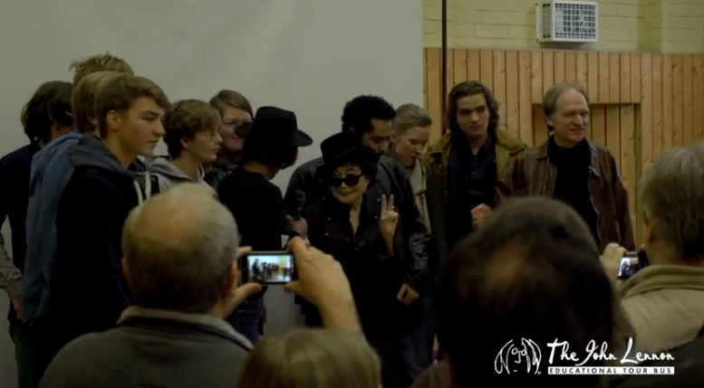 Yoko Ono am John-Lennon-Gymnasium